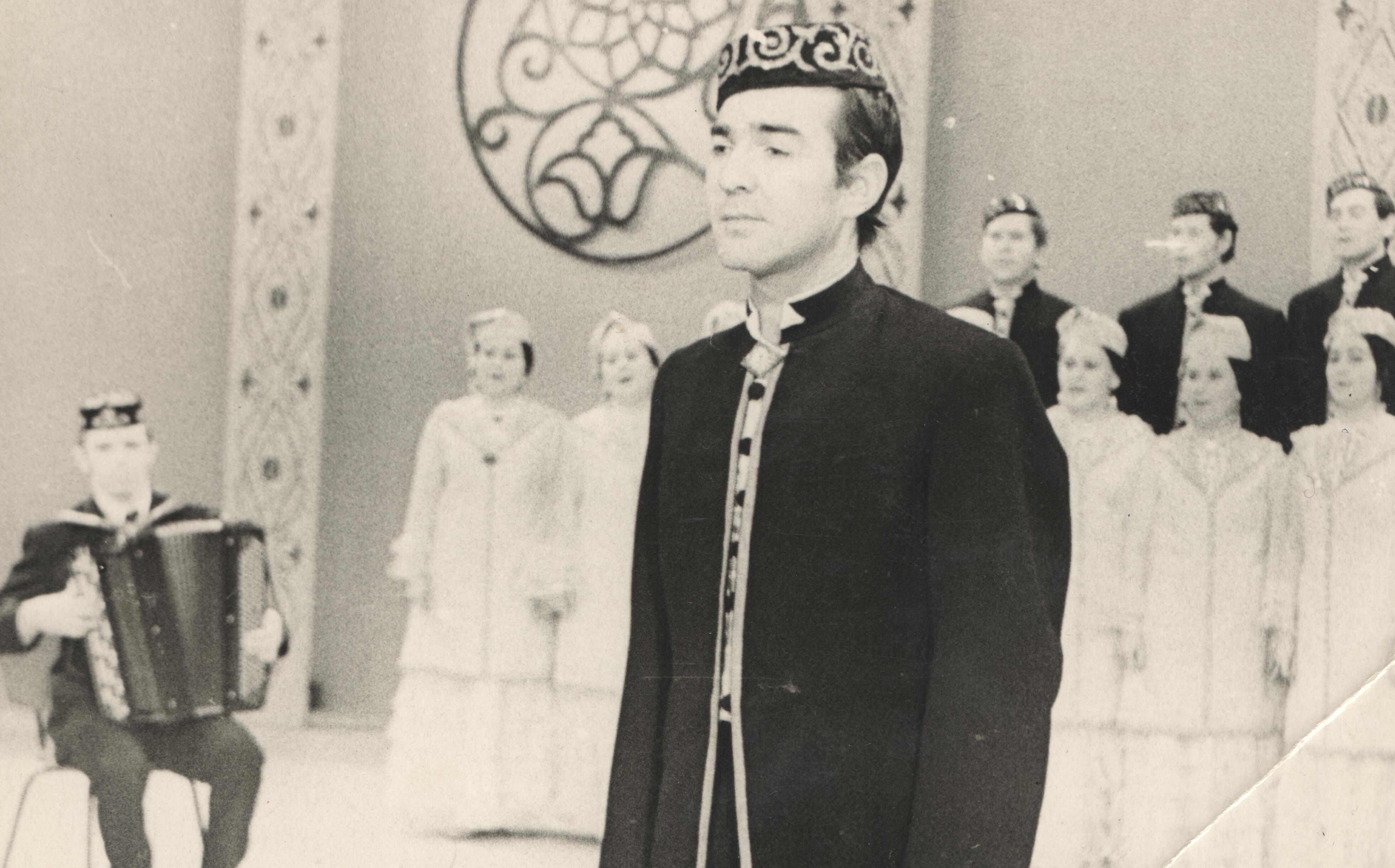 Дәүләт җыр һәм бию ансамбле солисты Таһир Якупов. 1960 еллар азагы. /Фото – Г.Тукай исемендәге Татар дәүләт филармониясе архивыннан.
